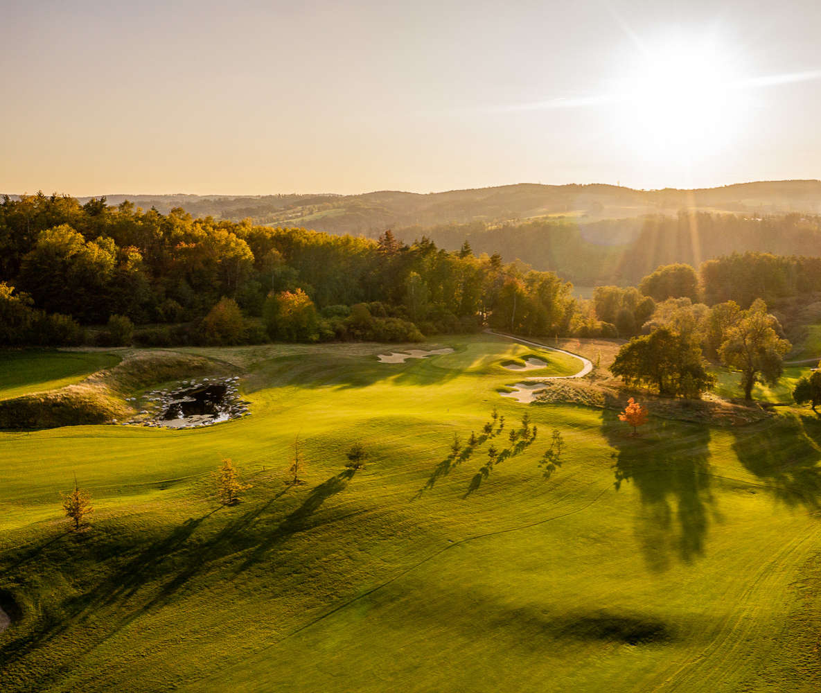 Letecký pohled na golfové hřiště v ranním světle