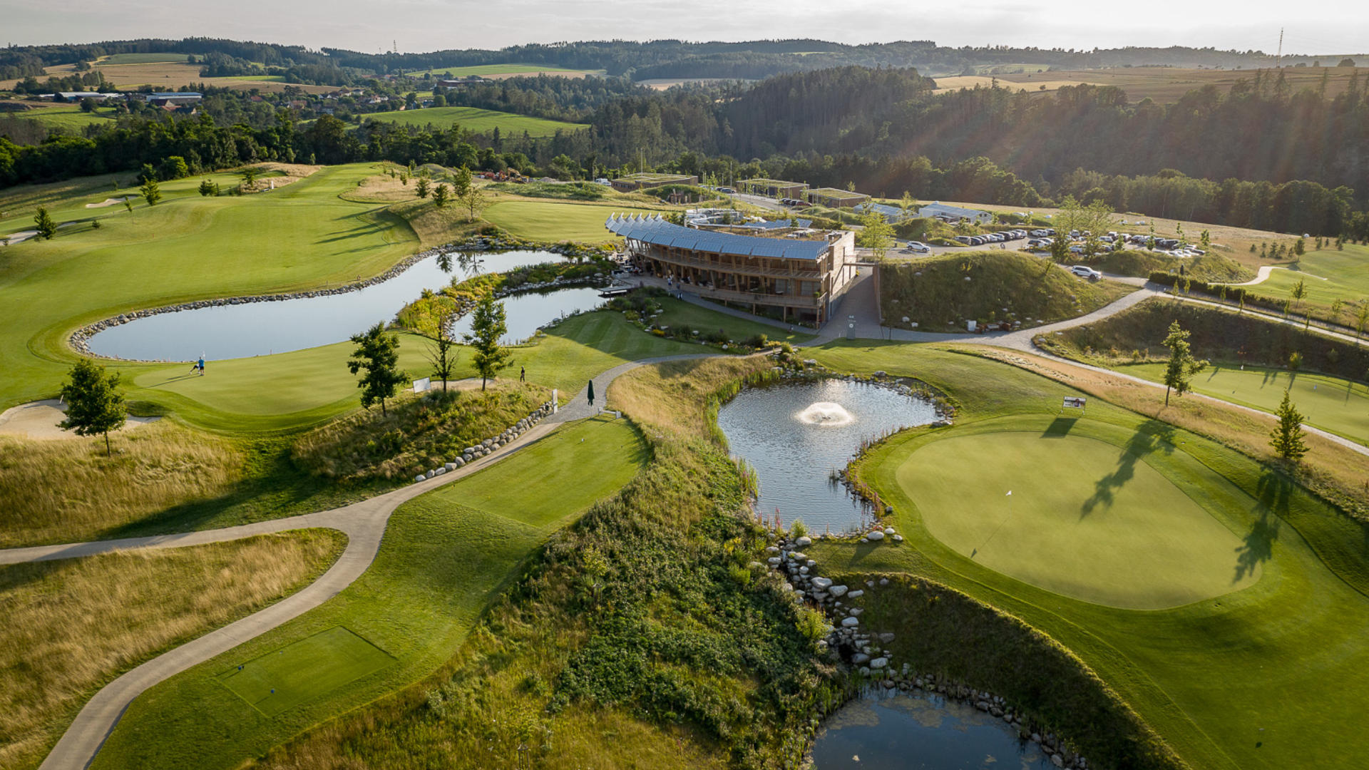Letecký pohled na golfový resort s klubovnou